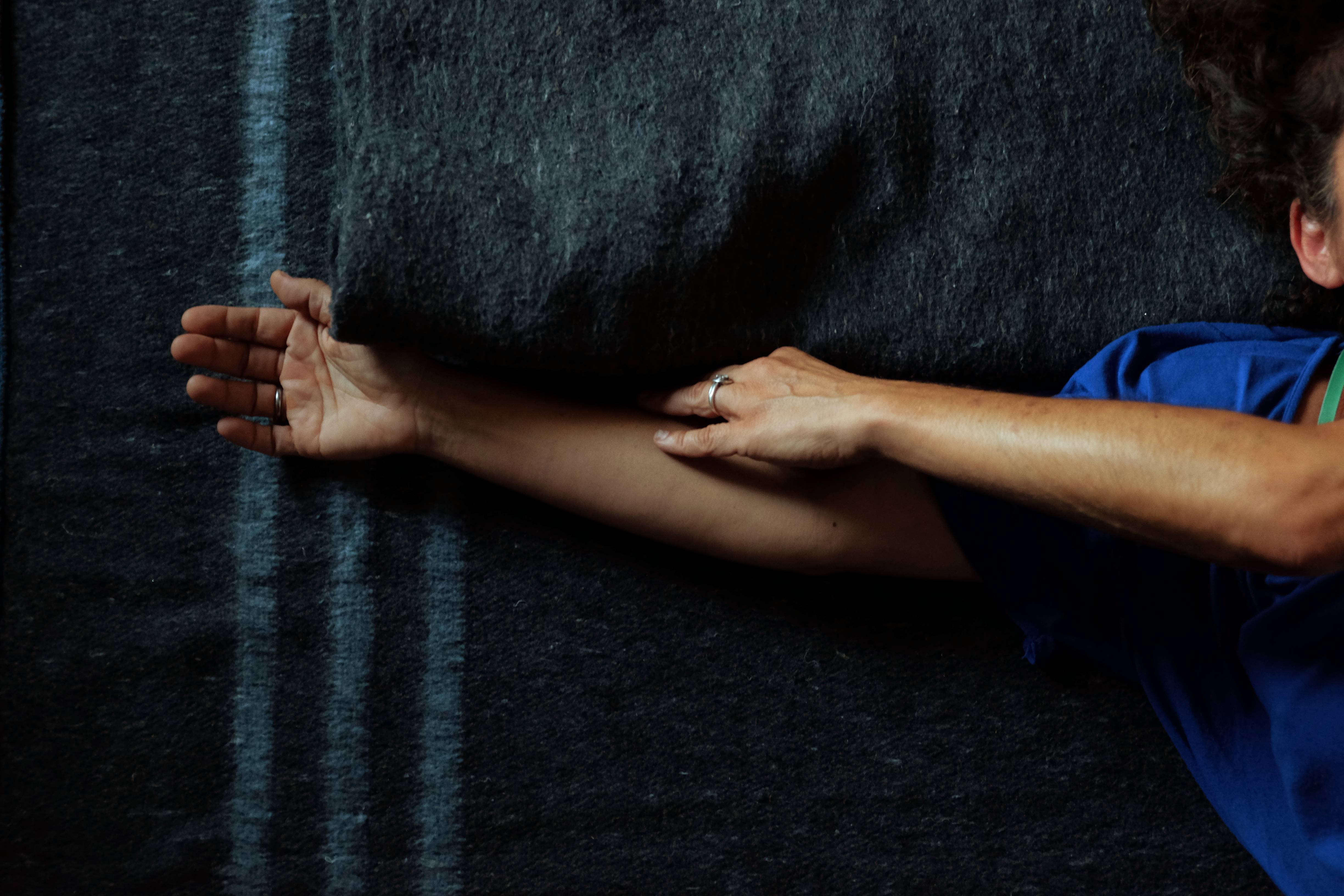 deux mains sur un tapis